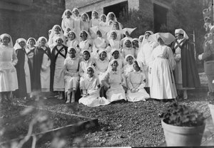 Dones diplomades a l'escola d'infermeres de l'Hospital de la Creu Roja de Barcelona..