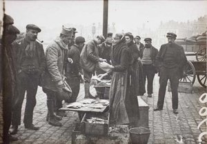 Dans Dunkerque bombardée. Le marché aux poissons. [=Al Dunkerque bombardejat. El mercat dels peixos].