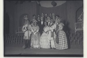 Retrat de Manuel Azaña amb els actors que han representat la seva obra de teatre "La Corona"