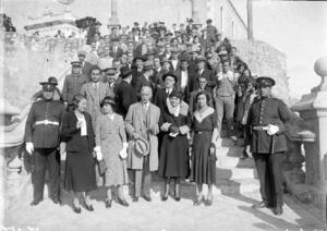 Francesc Macià amb diversos membres de la Subcomissió de Responsabilitats a Sitges