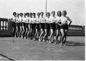 Noies fent gimnàstica a una terrassa [de l'Estadi de Montjuïc], a Barcelona