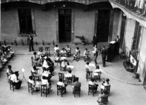 Actuació d'una orquestra formada per alumnes de l'Institut-Escola durant la festa de fi de curs 1933 - 1934.