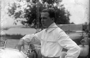El pilot Rudolf Caracciola amb el seu automòbil de curses amb el que participa a la IX Cursa Internacional de la Rabassada