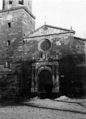 Façana anterior de l'església de Santa Maria, a Prades