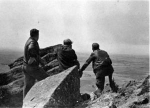 Francesc Josep de Liechtenstein observant les posicions enemigues amb uns combatents republicans, al front d'Aragó