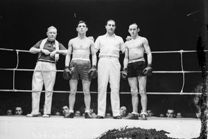 Retrat dels boxadors Julián Echevarria i el francès Parisis abans de disputar un combat.