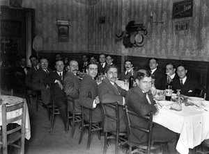 Grup d'estudiants dinant en un restaurant, a Montgat