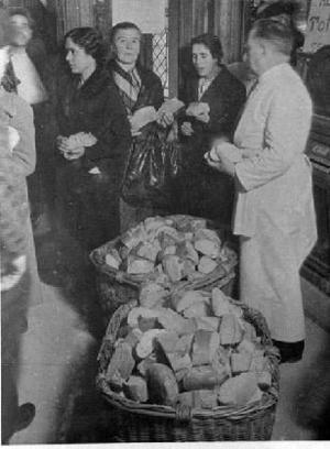 Distribució de pa al menjador popular instal·lat a l'Hotel Ritz, a Barcelona