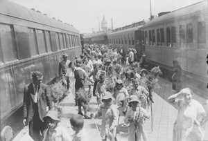 Arribada a Barcelona, amb tren, de nens de les colònies escolars municipals