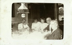 Família al menjador de Can Ponçgem, a la Palma de Cervelló.