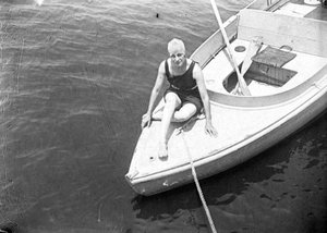 Dona asseguda a la part davantera d'una barca a Louisiana, Estats Units