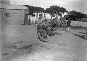 El pilot Pedro Estalella disputant, en sidecar, una cursa de motociclisme
