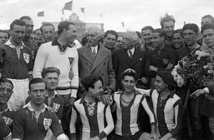 Francesc Macià i Llussà i Niceto Alcalá-Zamora y Torres jugadors de futbol a l'estadi de Montjuïc (Barcelona)