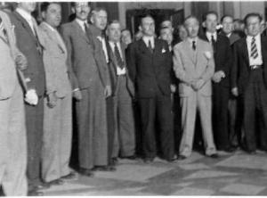 Lluís Companys i el lehendakari José Antonio Aguirre amb altres personalitats a un saló del palau de la Generalitat, a Barcelona