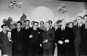 Lluís Companys amb altres personalitats durant la inauguració de l'exposició "Madrid. Un año de resistencia heroica", a Barcelona