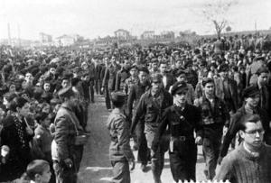 Nous reclutes marxant en formació pel primer camp d'instrucció militar durant la seva inauguració, a Sant Cugat del Vallès