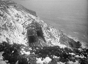 Túnel i via fèrria nevada al Garraf