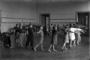 Alumnes de l'Institut-Escola fent classe de dansa amb el mestre Joan Llongueras i Badia