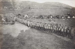 Front de Macédonie. Camp serbe de cavalerie. La prière du soir. [=Front de Macedònia. Camp serbi de cavalleria. La pregària del vespre].