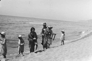 Família Serra a la platja, a Portbou