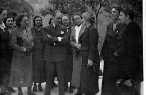 Lluís Companys amb una delegació del I Congrés Nacional de la Dona al pati del Tarongers, a Barcelona
