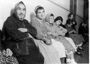 Dones esperant al passadís d'un centre assistencial [per a malalts psíquics, a Barcelona]