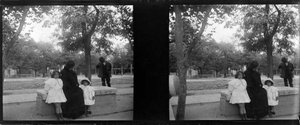 Dona amb dos nens a un parc, [a Madrid]