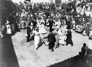 Dansa de Castellterçol celebrada a la plaça Vella del poble durant la festa Major