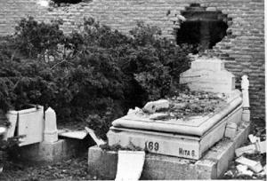 Danys causats pels bombardeigs al panteó de la família de B. Leopoldo Zurita, a un cementiri de Madrid