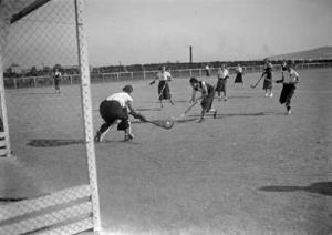 Jugada a un partit de hoquei femení disputat entre el Polo Jockey Club i el Club Femení d'Esports.