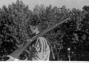 Milicià desfilant [durant la cerimònia de benvinguda al vaixell soviètic Ziryanin], a Barcelona