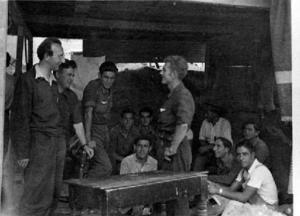 Francesc Josep de Liechtenstein parlant amb uns combatents republicans durant la seva visita a un campament, al front d'Aragó