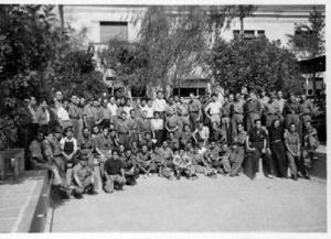 Grup d'alumnes i professors d'una escola militar