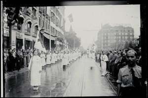 Dones de la Creu Roja a la desfilada en commemoració de la revolució del 6 d'octubre de 1934.