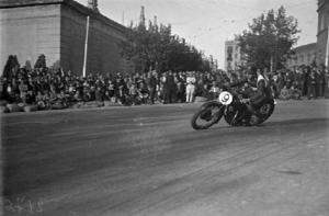 Pilot disputant el II Gran Premi Barcelona de motociclisme al circuit de Montjuïc