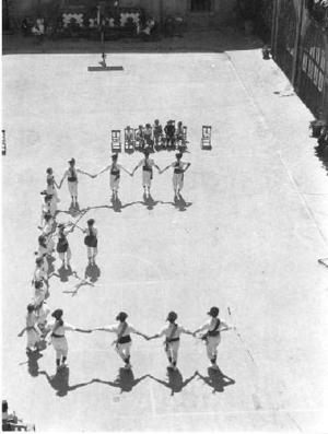 Esbart dansaire executant un ball de bastons al pati de l'Institut-Escola