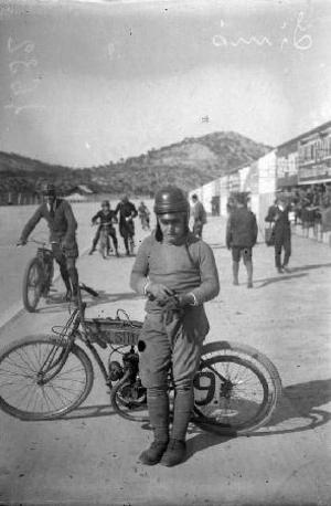 El pilot Miquel Simó, amb la seva motocicleta, a l'Autòdrom de Terramar