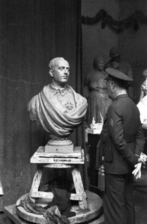 Taller d'escultor amb figura del pintor Fortuny i bust del general Francisco Franco.