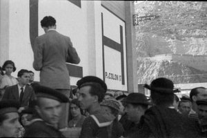 Familiars dels detinguts pels anomenats Fets d'Octubre de 1934 al port de Barcelona
