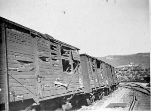 Danys causats als vagons d'un tren per un bombardeig aeri, a la zona de Portbou i Colera
