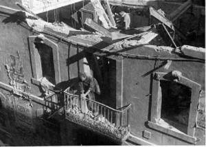 Dos homes cercant entre les runes d'un edifici del carrer Alegria després d'un bombardeig sobre el barri de la Barceloneta, a Barcelona