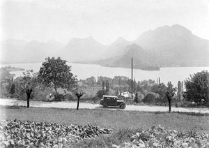 Automòbil en el què viatgen Ramon Claret i la seva dona Consuelo Campillo al llac d'Annecy.