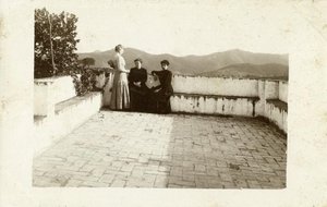 Dones al terrat de Can Ponçgem, a la Palma de Cervelló.