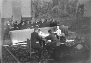Reunió de les Corts de la República on es presenta el govern prestigiat per la victòria de Terol.