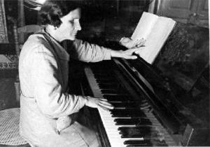 Invident al piano llegint una partitura pel sistema Braille al Casal de Cegues Pi i Margall, a Barcelona