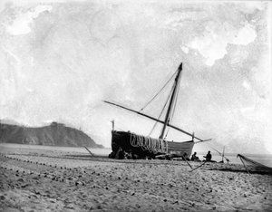 Barca de pesca varada en una platja, a Blanes