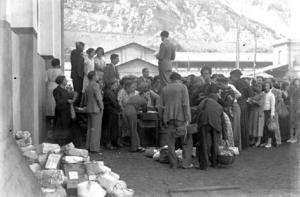 Familiars de detinguts pels anomenats Fets d'Octubre de 1934 al port de Barcelona.