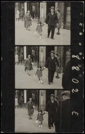 Hermenter Serra de Budallés passejant amb la seva filla Pepa Maria Serra de Budallés, a Barcelona