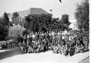 Grup d'alumnes i professors d'una escola militar
