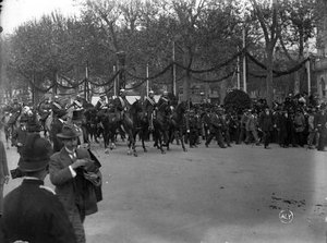 El general Valerià Weyler comandant la desfilada militar amb motiu d'una jura de bandera, a Barcelona